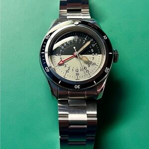 Classic Men's Watch with Black and White Dial